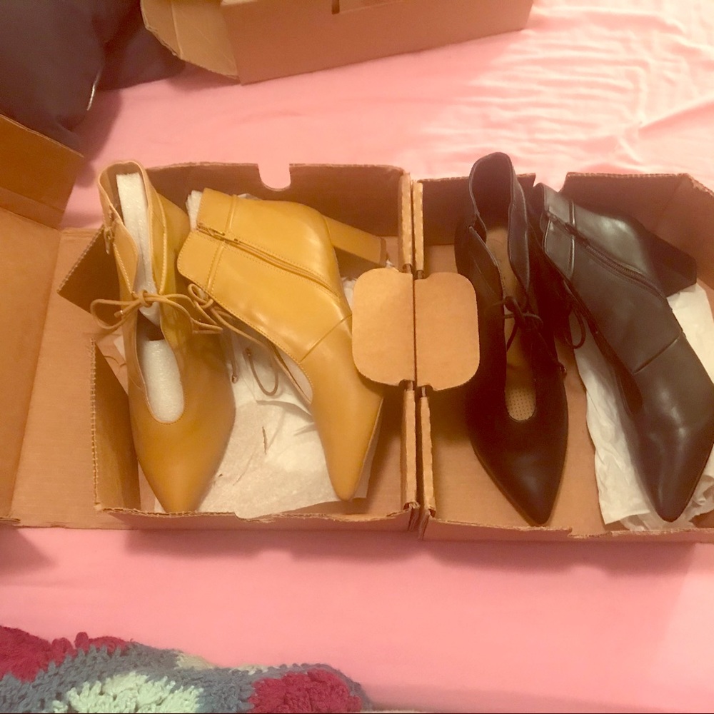 Sexy ankle boots with opening down the front.